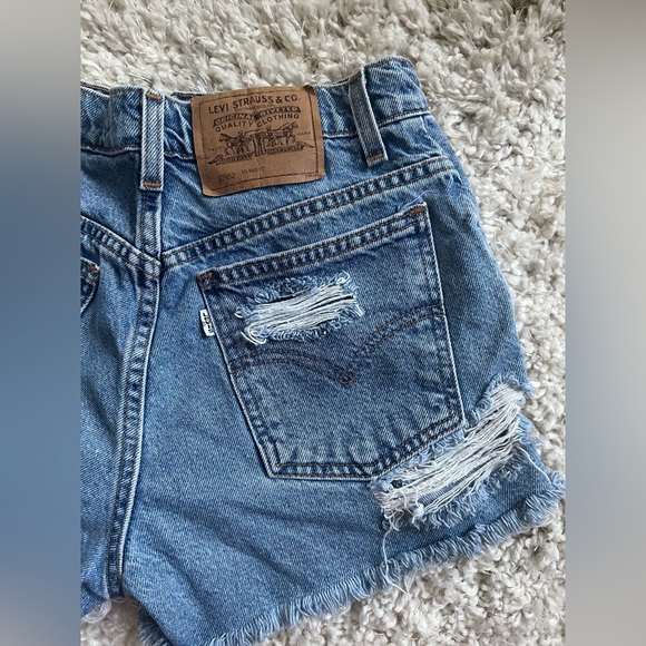 Women’s Vintage White Tab Custom Distressed Levi Shorts - Picture 7 of 7